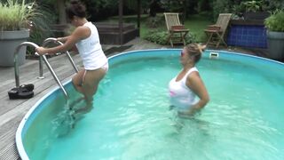 Zwei Heiße Damen Champagner Am Pool