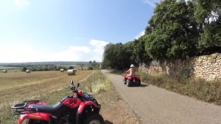 Paseo en quad desnudo por Mallorca