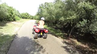 Paseo en quad desnudo por Mallorca