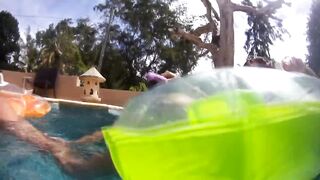 Consolador de Mauricio en la piscina