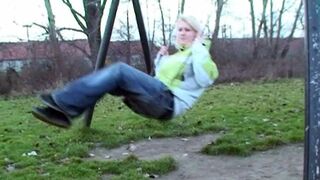 Adolescente che fa sesso orale con la lavatrice