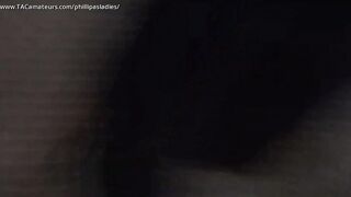 La cameriera Sara Banks e Rexxx Raptor