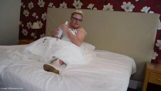 La mariée Mollie se fait baiser Pt1