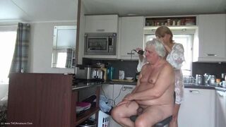 Dimonty taglia i capelli a un cliente