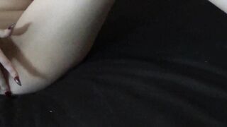 Electra caresse sa chatte