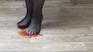 Sarah se ensucia con medias