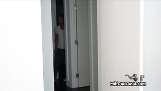 Puma envolve o bumbum perfeito em lingerie para anal