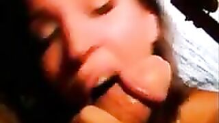 Schöne Frau mag Schwanz in ihrem Mund