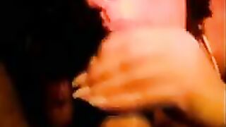 Schöne Frau mag Schwanz in ihrem Mund