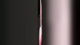 Loira peituda brincando com um vibrador inflável