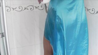 Bagnato e disponibile in raso blu