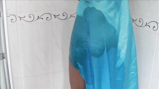 Bagnato e disponibile in raso blu