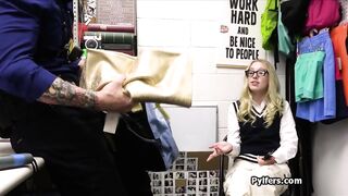 Bionda nerd e bassa scopata da un agente