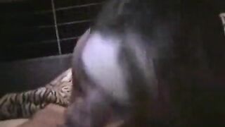 Mujer cachonda chupando polla y montando a su hombre