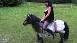 Atado, electrificado, sujetado y quemado