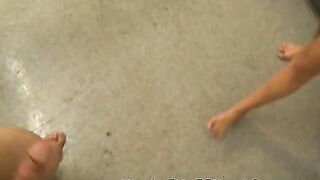 Sie tritt sowohl gegen seinen Schwanz als auch gegen seine Eier.