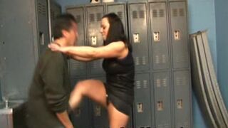 Il lui lèche la plante des pieds.