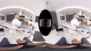 Mange mon string pendant que mon frère me baise fort