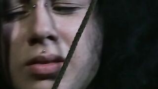 Hexe Loredana erträgt BDSM-Gangbang und Brustquälerei mit Wäscheklammern