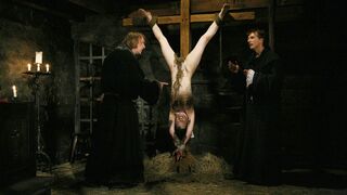 La strega sexy Mathilda sopporta il tormento della cera della candela BDSM e il gioco del fango caldo