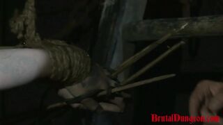 Gypsy Loredana subit une punition de gang bang et du plaisir BDSM