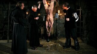 La prostituée Romina subit une suspension BDSM et un supplice à la cire dans un gang bang