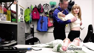 Une blonde aux gros seins essaie un gode volé