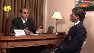 Il capo eccitato fa piegare il ragazzo, abbassargli i pantaloni ed esplorare senza vergogna le morbide trame del suo sedere con il suo cazzo caldo e pulsante