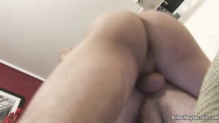 Nachdem er das Loch seines älteren Liebhabers gründlich gerieben hatte, zog sich der Junge für eine versaute Gesichtsbehandlung zurück