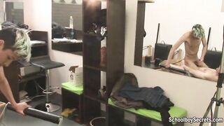 Sexy Twink bekommt Sperma auf den Rücken