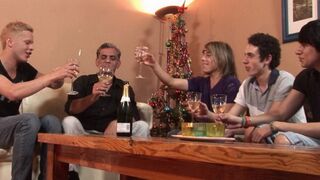 Der blonde Kurzhaartyp ist damit beschäftigt, jedermanns härter werdenden Schwänze in den Mund zu nehmen