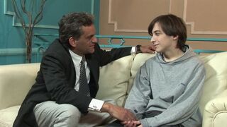 En donnant au minet un peu de succion de téton agréable, l'homme a bientôt sa tige palpitante dans la bouche du garçon