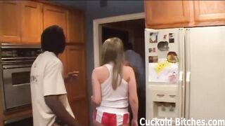 Assista um estranho gozar dentro da sua esposa