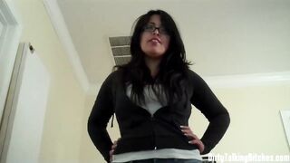 Tu peux jouir sur mes pieds si tu veux du JOI