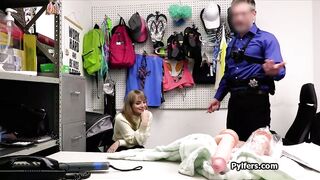 Une bombasse aux gros seins surprise avec des jouets sexuels volés