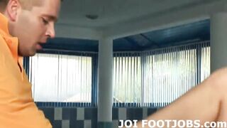 Ouvre ta bouche et suce mes petits orteils sexy