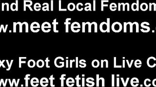 Eu adoro quando ela lambe meus dedos e adora minhas solas