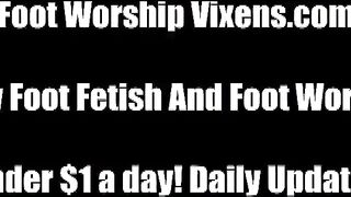 Sadie fa adorare a Bella i suoi piedi sexy