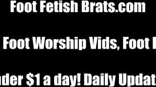 Chupando os dedos dos pés da líder de torcida