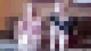 Ragazza etnica calda che adora i piedi