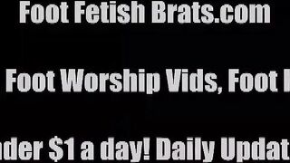 Bella implora di adorare i piedi perfetti di Rachel