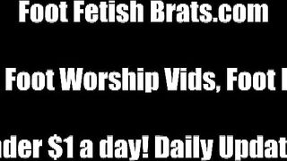 Leyla deja que sus compañeras de piso le mimen los pies