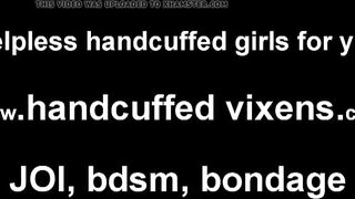 È più difficile liberarsi da queste manette di quanto pensassi JOI