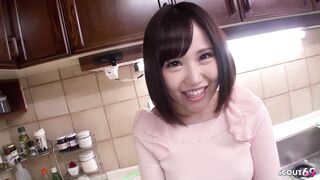 Piccola ragazza asiatica prima volta succhia