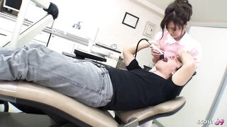 Asiatische Krankenschwester verführt Jungen zum Ficken