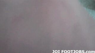 Je parie que tu veux que mes doux petits pieds frottent sur ta bite
