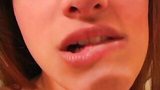 Andie está usando lingerie vermelha só para você