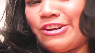 Emy Reyes, sa petite amie nageuse sexy, est excitée