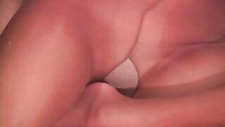 Lascia cadere il tuo carico sulle gambe coperte di collant
