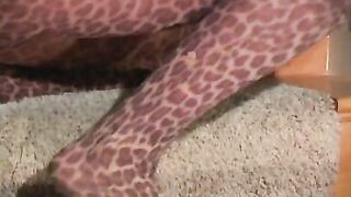 Chica leopardo con coño regordete